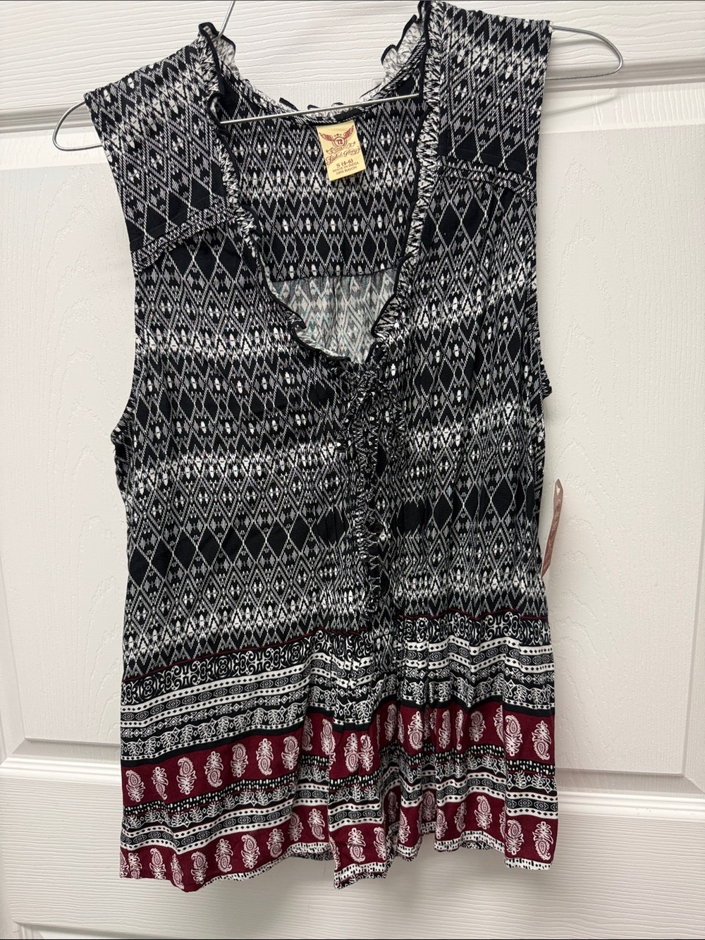 Faded Glory Black & Maroon Patterned Sleeveless top